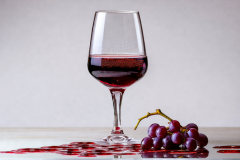 0058001-Rotweinglas-mit-Trauben-Sengoo.de_