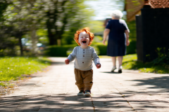 1341001-Surreale-Szene-mit-lachendem-Kind-Sengoo.de_